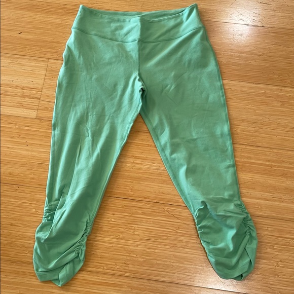 Beyond Yoga Seafoam Capri Leggings Large